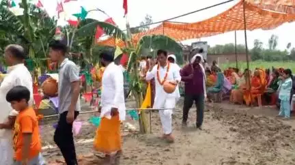 मधुबन: दरगाह क्षेत्र के देवनाथपुर गांव में पशुधन प्रसार अधिकारी डॉ० उग्रसेन यादव जी के घर काशी दास बाबा की पूजाहुई संपन्