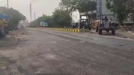 बांझेडीह फोर लेन से भाया गौशाला रोड व पानी टंकी रोड होते हुए तिलैया शहर की ओर आता बालू लदे ट्रैक्टर का काफिला