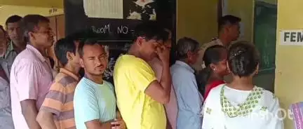 কমলপুৰ: কমলপুৰ সমষ্টিৰ আগডলা গাঁও পঞ্চায়তৰ আগডলা ছোৱালী হাইস্কুল ভোটগ্ৰহণ কেন্দ্ৰত ভোটাৰৰ দীঘলীয়া শাৰী