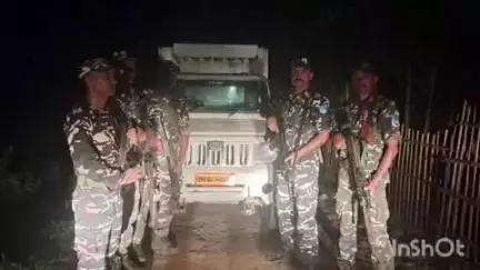 मधवापुर: बिहारी एसएसबी के जवानों ने बोलोरो पिकअप से 4500 बोतल नेपाली शराब जब्त की