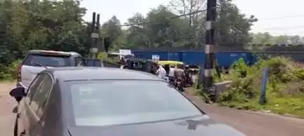 बेरमो स्टेशन का रेलवे क्रॉसिंग 1 घंटे में चार बार रोड करता है ब्लॉक ,  यात्रियगण प्रतिदिन होते हैं परेशान।