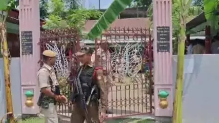 বইটামাৰী: ডেকলিমাৰীত ভোট গ্ৰহণ লৈ হুলস্তুল, দুঘন্টা ধৰি বন্ধ ভোট গ্ৰহন, জিলা আয়ুক্তই উপস্থিত হৈ নিয়ন্ত্ৰণ কৰে পৰিস্থিতি