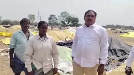 వర్ధన్నపేట: మండల కేంద్రంలో అకాల వర్షానికి తడిసిన ధాన్యాన్ని పరిశీలించిన మాజీ మంత్రి ఎర్రబెల్లి దయాకర్ రావు