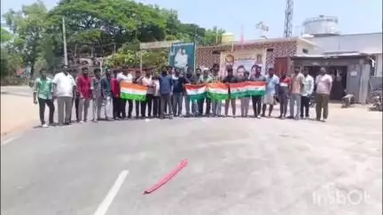 చందుర్తి: పాకిస్తాన్లోని ఉగ్ర స్థావరాలపై భారత ఆర్మీ దాడుల నేపథ్యంలో అంబరాన్నంటిన భారత పౌరుల సంబరాలు