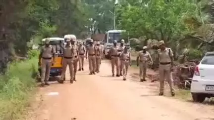 கொடுமுடி: சிவகிரியில் கொலை செய்யப்பட்டு இறந்த முதியவர்களின் இல்லத்திற்கு அமைச்சர் முத்துசாமி நேரில் சென்று ஆறுதல் கூறினார்