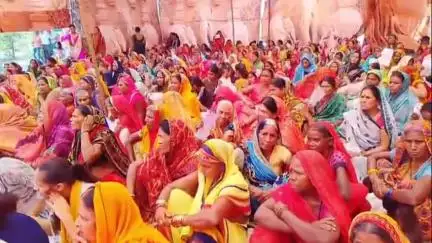 रघुनाथपुर: नदियाव गांव में महिला संवाद कार्यक्रम में महिलाओं को किया गया जागरूक