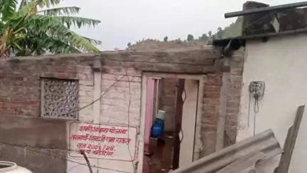 कळवण: काठरे दिगर बंधारपाडा एकलहरे या तीन गावांमध्ये घरांचे पत्र उडाले व एका गावात कांद्याची शेड कोसळली तहसीलदार यांची माहिती