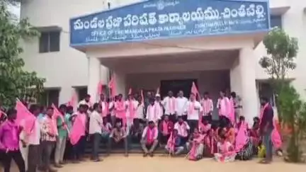 చింతపల్లి: అర్హులైన పేదలకు ఇందిరమ్మ ఇండ్లను మంజూరు చేయాలని ఎంపీడీవో కార్యాలయం ముందు బీఆర్ఎస్ ఆధ్వర్యంలో ఆందోళన