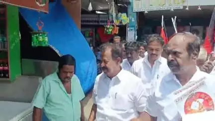 திருக்கோயிலூர்: பேருந்து நிலையத்தில் திமுக அரசின் 4 ஆண்டு கால சாதனை விளக்க துண்டு பிரசுரங்களை  வழங்கிய முன்னாள் அமைச்சர்
