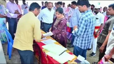 వర్ధన్నపేట: కట్రియల లో జిల్లా కలెక్టర్ డాక్టర్ సత్య శారద గ్రామంలో జరుగుతున్న భూభారతి రెవెన్యూ చట్టంపై అధికారులకు పలు సూచనలు