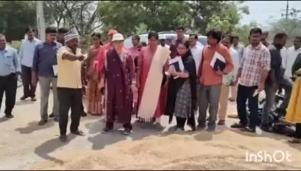 వర్ధన్నపేట: ఇల్లంద వ్యవసాయ మార్కెట్లో గల ఐకెపి ధాన్యం కొనుగోలు కేంద్రాన్ని కలెక్టర్ పరిశీలించారు.