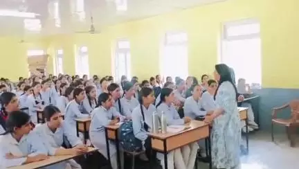 सराहन: बाल विकास परियोजना ने छात्राओं को जागरूक किया, कैरियर बनाने के बारे में दी जानकारी