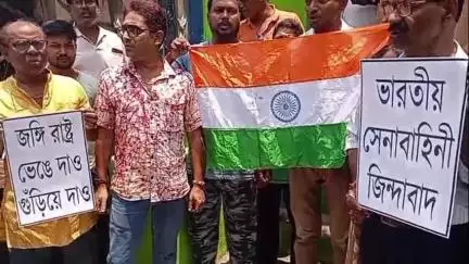 কোলাঘাট: পাকিস্তানের জঙ্গি ঘাঁটি গুড়িয়ে দেওয়ার পর ভারতীয় সেনাবাহিনীকে শুভেচ্ছা জানিয়ে কোলাঘাটে উল্লাস নাগরিকদের