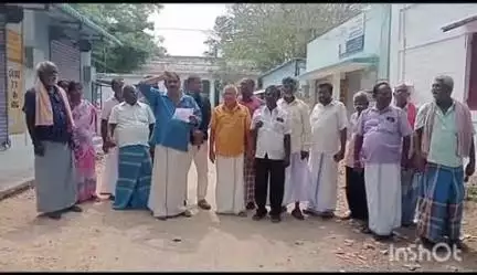 வேப்பந்தட்டை: வாலிகண்டபுரம் சார்பதிவாளர் அலுவலகம் முன்பு ஆக்கிரமிப்பு அகற்ற எதிர்ப்பு,பத்திர எழுத்தர்கள் ஆர்ப்பாட்டம்