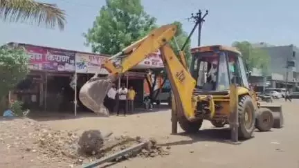 जिंतूर: जालना रस्त्यावरील लोकशाहीर अण्णाभाऊ साठे चौक परिसरातील अतिक्रमण हटवले