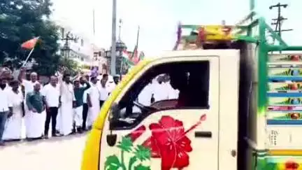 மன்னார்குடி: மன்னார்குடியில் தேரடி பகுதியில் பாஜகவினர் வெடி வெடித்து கொண்டாட்டம்