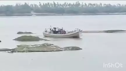 అమరావతి మండల కేంద్రంలో ప్రమాదకరంగా పడవ ప్రయాణం