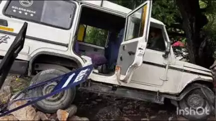पुरोला: चंदेली गांव के समीप एक तेज रफ्तार वाहन ने सड़क किनारे खड़े आईटीबीपी के जवान को टक्कर मारी, जवान गंभीर रूप से घायल