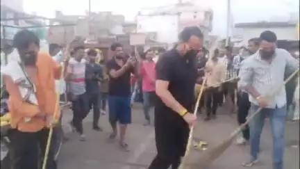 पिछले 6-7 दिनों से कर्मचारी थे हड़ताल पर विधायक पहुंचे खनियाधाना लगाया हड़ताल पर विराम सफाई कर्मचारियों के चेहरे खिले