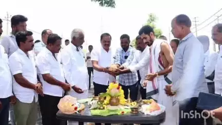 ಕಡೂರು: ಪಟ್ಟಣದಲ್ಲಿ ಕಡೂರಿನಿಂದ ಬೀರೂರುವರೆಗೆ ರಸ್ತೆ ಕಾಮಗಾರಿಗೆ ಗುದ್ಧಲಿ ಪೂಜೆ ನರವೇರಿಸಿದ ಶಾಸಕ ಆನಂದ್