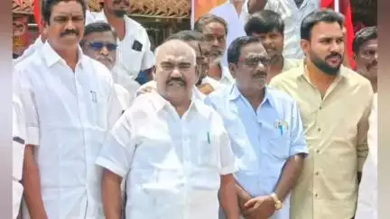 செஞ்சி: செஞ்சி நான்கு முனை சந்திப்பில்  திமுக அரசின் நான்காண்டு கால சாதனை விளக்க துண்டு பிரசுரத்தினை  வழங்கிய MLA