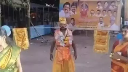 உடுமலைபேட்டை: கொழுமம் மாரியம்மன் கோவில் விழாவை முன்னிட்டு 15 அடி வேலை அழகு குத்தி பக்தர்கள் நேர்த்தி செலுத்தினர்