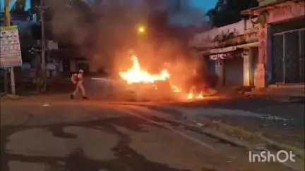 ಸೊರಬ: ಪಟ್ಟಣದಲ್ಲಿ ಶಾರ್ಟ್ ಸರ್ಕ್ಯೂಟ್‌ನಿಂದ ಹೊತ್ತಿ ಉರಿದ ಕಾರು