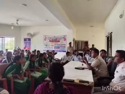 पांडू: पांडू में पुलिस की कार्यप्रणाली से छात्र-छात्राएं हुईं अवगत
