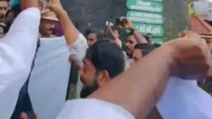 പത്തനാപുരം: തെരുവ് നായ ശല്യം രൂക്ഷം, വിളക്കുടി പഞ്ചായത്തിന് മുന്നിൽ എസ് ഡി പി ഐ പ്രതിഷേധം #localissue