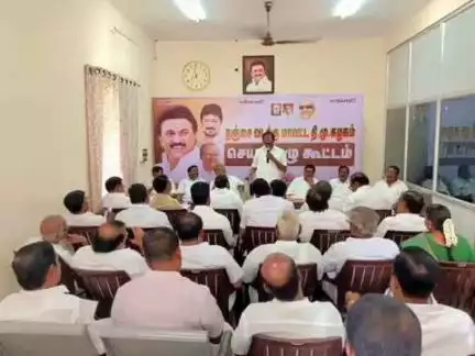 கும்பகோணம்: தஞ்சை வடக்கு மாவட்ட திமுக சார்பில் அவசர செயற்குழு உறுப்பினர்கள் கூட்டம் அலுவலகத்தில் நடைபெற்றது