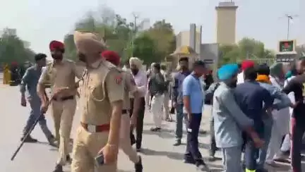 ਤਲਵੰਡੀ ਸਾਬੋ: ਰਿਫੈਨਰੀ ਟਾਊਨਸ਼ਿਪ ਟਰੀਟਮੈਂਟ ਪਲਾਟ ਵਿਖੇ ਸਫਾਈ ਦੌਰਾਨ ਤਿੰਨ ਨੌਜਵਾਨਾਂ ਦੀ ਮੌਤ , ਪਰਿਵਾਰਕ ਮੈਂਬਰਾਂ ਨੇ ਇਨਸਾਫ ਲਈ ਲਗਾਇਆ ਧਰਨਾ