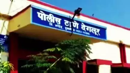 देगलूर: देगलुर ते खाणापुर जाणारे रोडवर बोलेरो पीकअप वाहनात तीन बैल कोंबून नेणा-या तिघांवर देगलुर पोलीस ठाण्यात गुन्हा दाखल