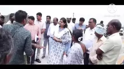 నార్కెట్​పల్లి: ధాన్యం కొనుగోలు కేంద్రాలలో రైతులు ఎవరికీ డబ్బులు ఇవ్వనవసరం లేదు: షా పల్లిలో జిల్లా కలెక్టర్ ఇలా త్రిపాఠి
