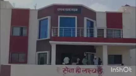 रमना: रमना प्रखंड मुख्यालय की मुख्य सड़क पर बंगोंधा मोड़ के पास कार की चपेट में आने से दो लोग गंभीर रूप से घायल