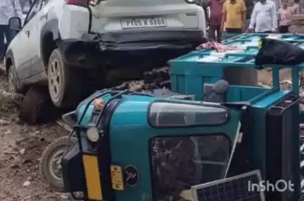 देसूरी: मुंडारा में कार ने टेम्पो को पीछे से मारी टक्कर, दोनों गाड़ियां सूखे नाले में गिरीं, क्रेन की सहायता से निकाली गईं