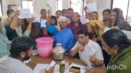 കൊച്ചി: മട്ടാഞ്ചേരി കൊച്ചങ്ങാടി കൊട്ടാരം വഴിയിലെ 25 കുടുംബങ്ങൾക്ക് കുടിവെള്ളം കിട്ടാക്കനി ആകുന്നു
#localissue