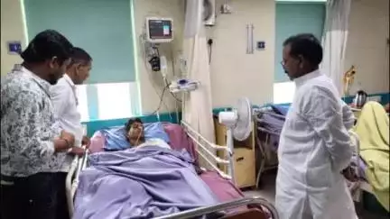 लावालौंग: सड़क दुर्घटना में घायल खाप लवानी निवासी युवक से मिलने मेडिकल अस्पताल पहुंचे विधायक जनार्दन पासवान, मदद का दिया भरोसा