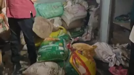 ಕಲಘಟಗಿ: ಕಲಘಟಗಿ ಪಟ್ಟಣದಲ್ಲಿ ಅನ್ನಭಾಗ್ಯ ಯೋಜನೆ ಅಕ್ಕಿ ಅಕ್ರಮವಾಗಿ ದಾಸ್ತಾನು ಮಾಡಿದ ಮಳಿಗೆ ಮೇಲೆ ಆಹಾರ ಆಯೋಗದ ಅಧ್ಯಕ್ಷ ಕೃಷ್ಣ ದಾಳಿ #localissue
