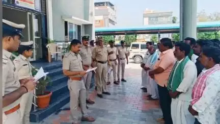ಸಿರಗುಪ್ಪ: ನಗರದ ಪೊಲೀಸ್ ಠಾಣೆ ಮುಂದೆ ಸಿರುಗುಪ್ಪ ಉಪವಿಭಾಗದ ರೌಡಿಗಳ ಪರೇಡ್