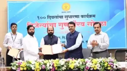 तेल्हारा: जिल्हाधिकारी अजित कुंभार यांचा सर्वोत्तम जिल्हाधिकारी म्हणून मुख्यमंत्री देवेंद्र फडणवीस यांच्या हस्ते मुंबई येथे गौरव