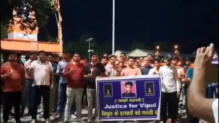 पेटरवार: विपुल हत्याकांड के हत्यारों को फांसी की मांग को लेकर पिछरी में ग्रामीणों ने सड़क पर कैंडल मार्च निकाला