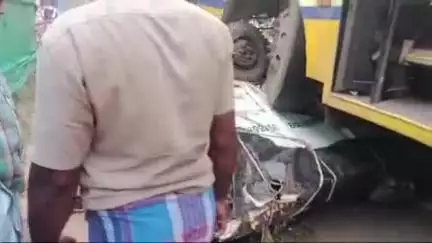 கடையநல்லூர்: குமந்தாபுரம் அருகே அரசு பேருந்து மினி சரக்கு வாகனம் மீது மோதி விபத்து