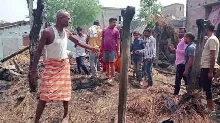 तारडीह: राजा खरवार गांव में लगी भीषण आग में तीन घर जलकर राख, अधिकारी ने किया क्षति का मुआयना