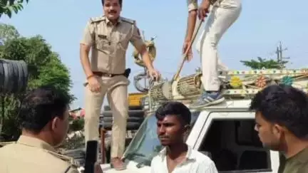 कांटी: कांटी पुलिस ने गुप्त सूचना पर शनि मंदिर के पास पिकअप से भारी मात्रा में विदेशी शराब बरामद की