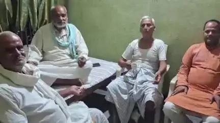 बेलसंड: भंडारी गांव के पूर्व मुखिया से मिले जन सुराज के नेता, सड़क हादसे में हुए थे घायल