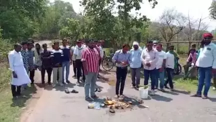 गोइलकेरा: सोनामारा गांव में झामुमो प्रखंड अध्यक्ष ने सड़क निर्माण कार्य का शिलान्यास किया