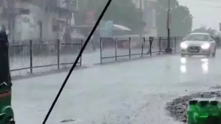 જામકંડોરણા: જામકંડોરણા પંથકમાં બપોરે વરસાદી વાતાવરણ શરૂ થયું હતું જેને લઈને ખેડૂતોના ખેતરોમાં વરસાદી પાણી ભરાયા હતા