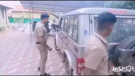 നെയ്യാറ്റിൻക്കര: സ്വാമിമാരുടെ വേഷത്തിലെത്തിയ രണ്ടു പേരിൽ നിന്ന് അമരവിള ചെക്ക്പോസ്റ്റിൽ നാലര കിലോ കഞ്ചാവ് പിടികൂടി