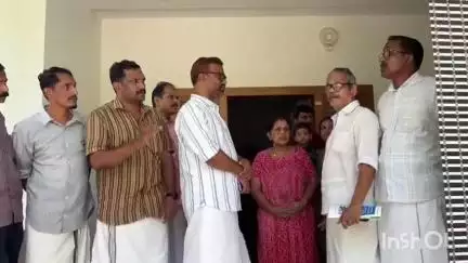 വടകര: നാദാപുരം പതിനൊന്നാം വാർഡ് കോൺഗ്രസ് പ്രസിഡന്റ് ആനന്ദന്റെ വീട്ടിൽ അജ്ഞാതർ വധഭീഷണി സന്ദേശവുമായി റീത്ത് വച്ചു