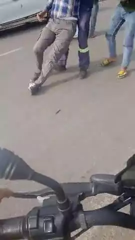 प्रयागराज 12 पावर प्लांट के पास सड़क हादसा लड़की को गंभीर चोट आई है शंकरगढ़ सामुदायिक स्वास्थ्य केंद्र भेजा गया